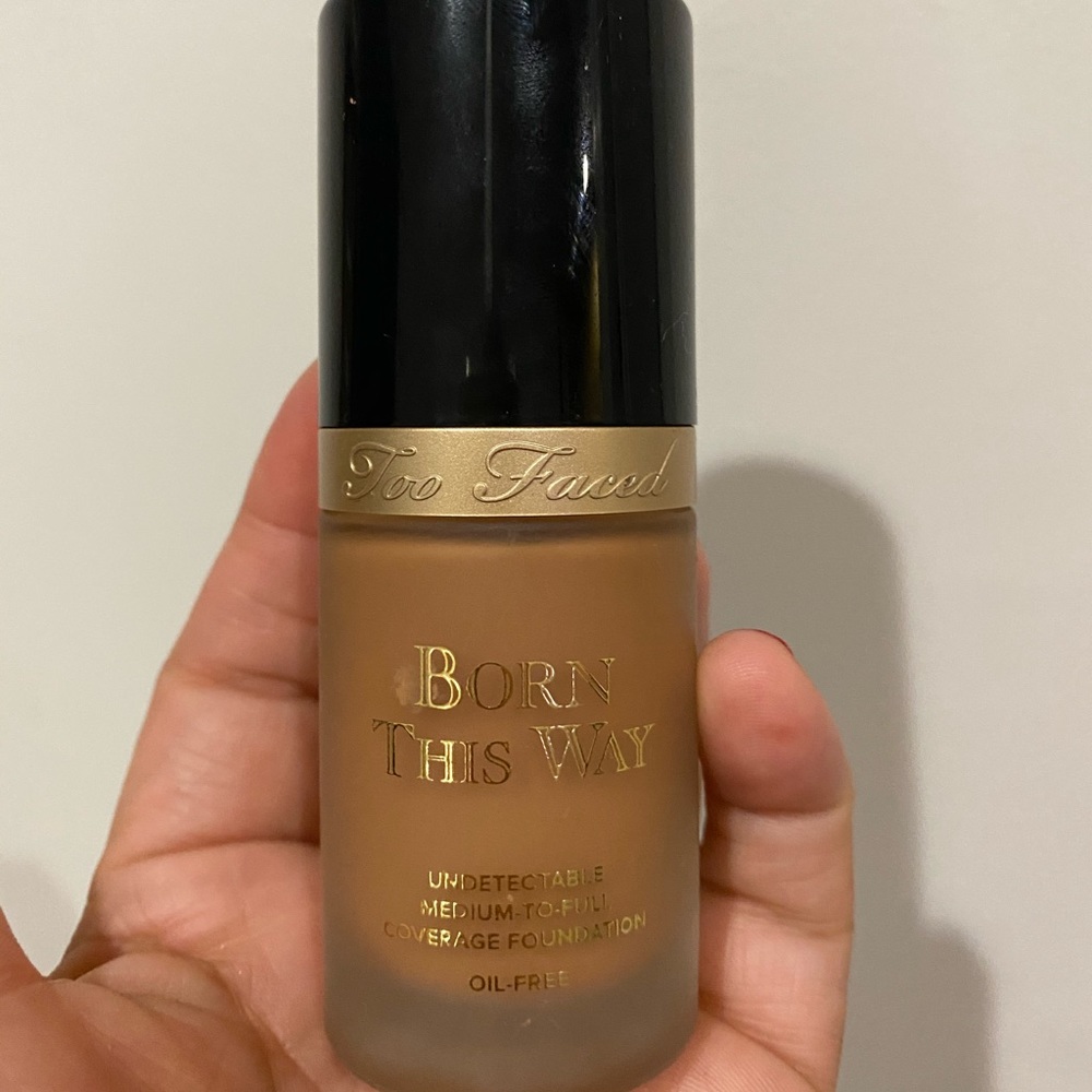 Too Faced - Born this way foundation in Caramel